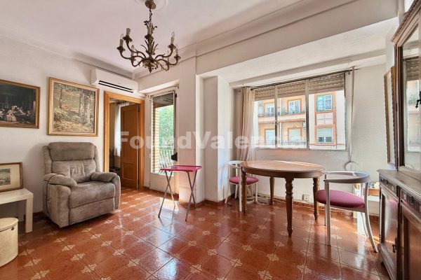 Bright exterior apartment with balcony and renovation potential in La Pechina