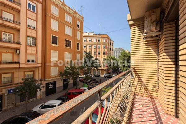 Bright exterior apartment with balcony and renovation potential in La Pechina