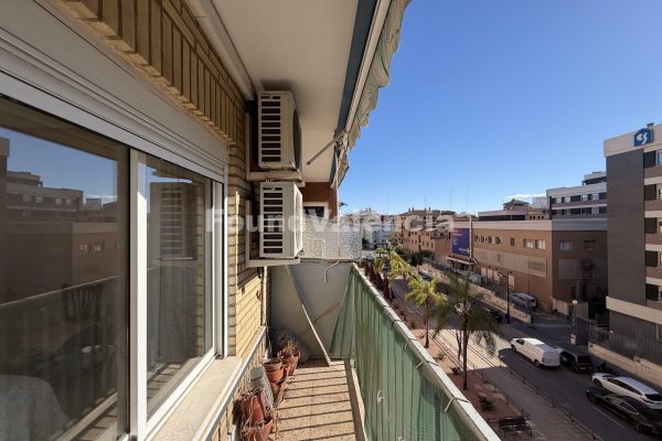Bright apartment to renovate with great potential next to Amistat metro